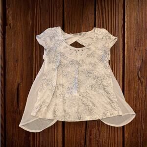 Daytrip (Buckle) White Blouse Back Cutout Silver Metallic Print Tee Size M
